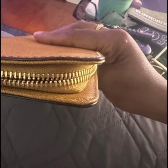 The Michael Kors Tan Leather Hamilton Edition Gold Lock Full Size Zip Around Wal - Picture 5 of 10